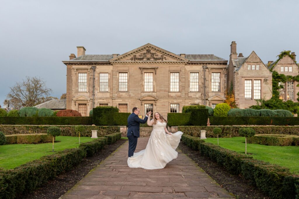 Natural-style wedding photography with joyful moments