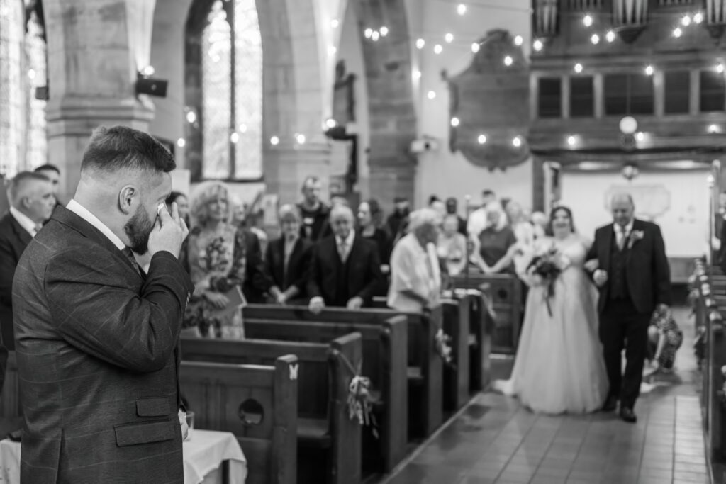 comfortable wedding photos capturing genuine candid moments