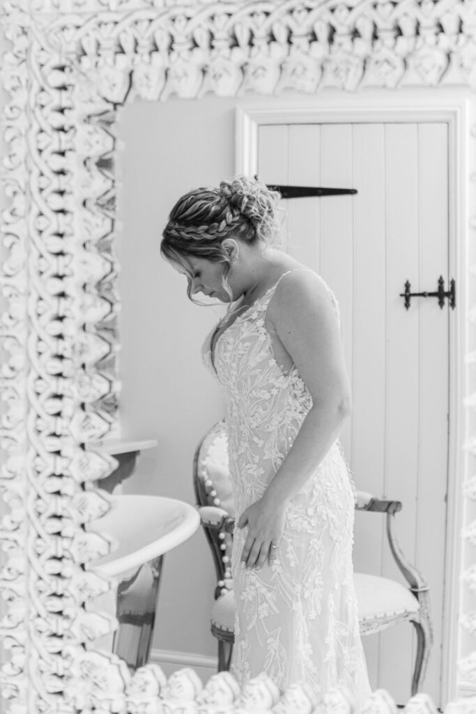 comfortable wedding photos during calm wedding morning moments